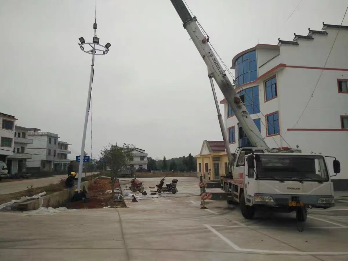 高杆灯吊装施工现场