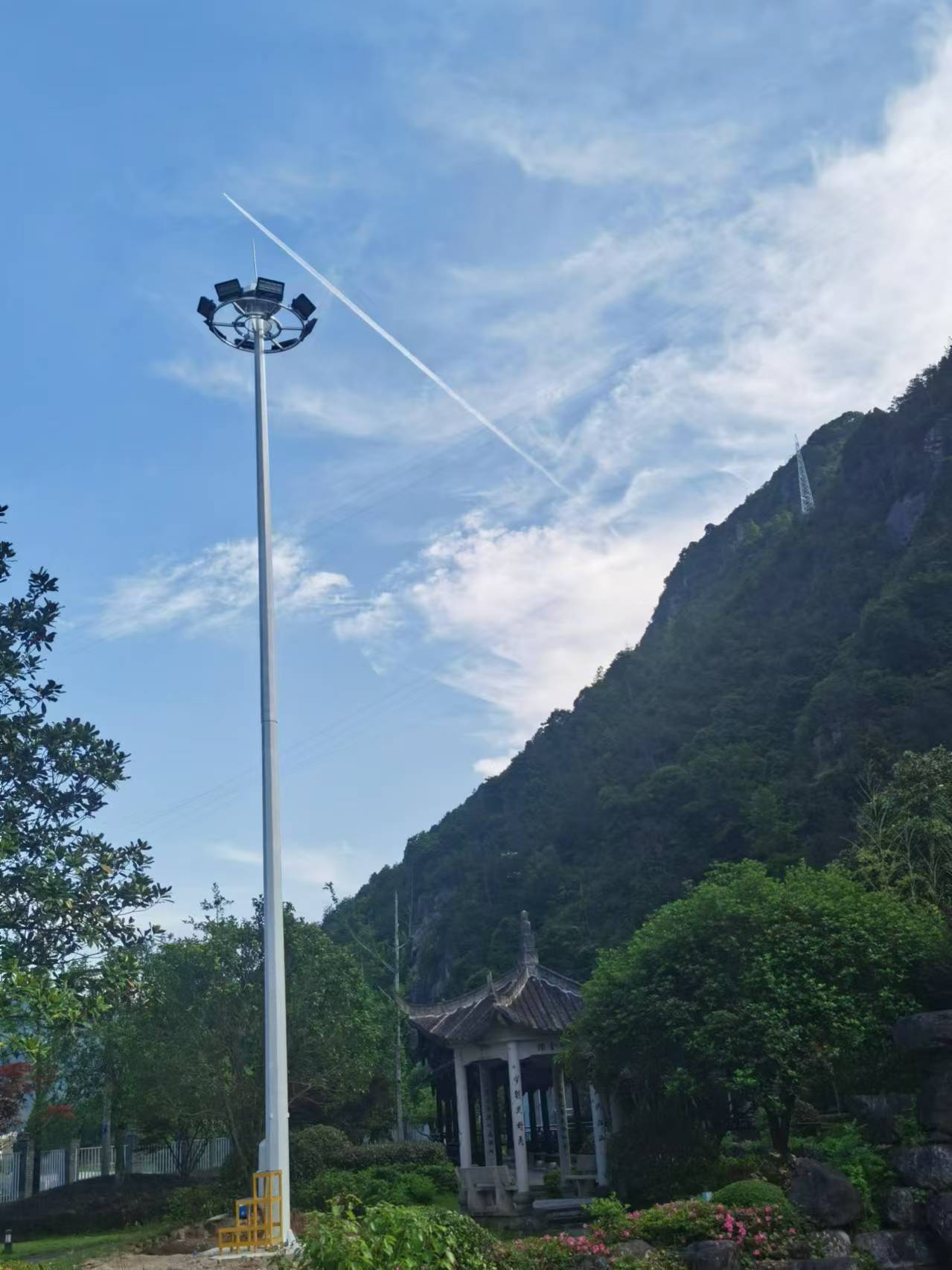 高杆灯灯盘升降系统白天安装效果